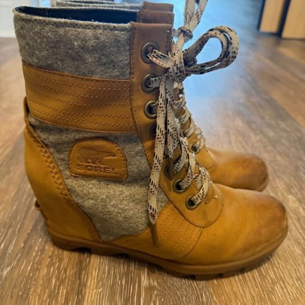 Sorel size 7 Lexie Wedge Waterproof Boots